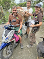 Lukas war als „berittener Boote“ immer gerngesehen. Hier freuen sich Johannes und Esther über Nachschub.