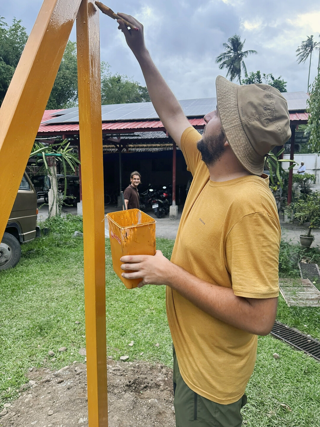 Jonas, der Kameramann, legte beim Streichen der Seilbahn Hand an …