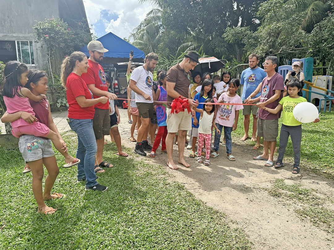 Die feierliche Einweihung mit Francesco Izzo (2.v.r.) war mehr für’s Bild. Die Mädchen hatten ihren neuen Spielplatz schon vorher eingeweiht.