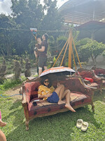 Und hatten auch die alten Möbel rausgeräumt.