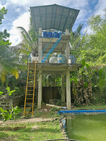 Auch den Wasserturm gab es schon. Doch Lukas baute eine neue Filteranlage und ergänzte zwei 2.000-l-Tanks.