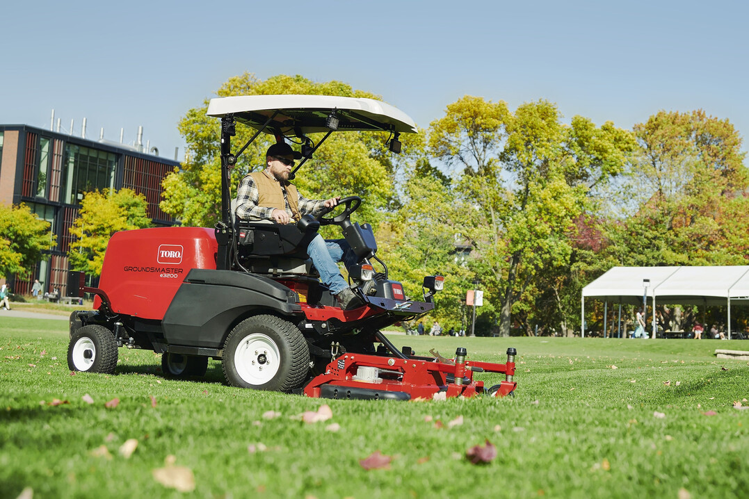 Der Groundsmaster e3200 von Toro. Sein eigens entwickeltes HyperCell-Akkumodul ermglicht laut Hersteller eine Laufzeit von bis zu acht Stunden.