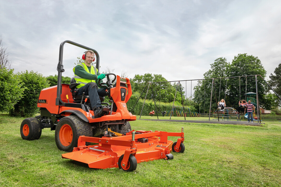 Geradezu ein Klassiker unter den Aufsitz-Frontmhern mit Dieselmotor: der Kubota F-391, hier mit einem Seitenauswurf-Mhwerk ausgerstet.