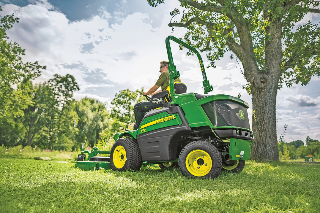 Der John Deere TerrainCut 1550 mit Seitenauswurf-Mhwerk. Die greren Modelle der Serie 1500 sind auch mit Sammelfunktion zu haben.