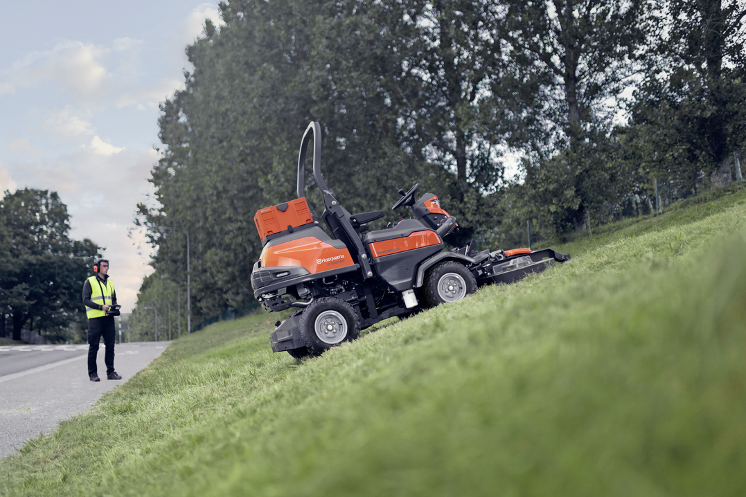 Etwas Besonderes ist der ferngesteuerte Husqvarna-Rider P 524 XR EFI fr sicheres und produktives Arbeiten auch an steilen Hngen.