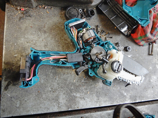 Vorbildlich bei Makita: alle Kabel mit Steckschuhen