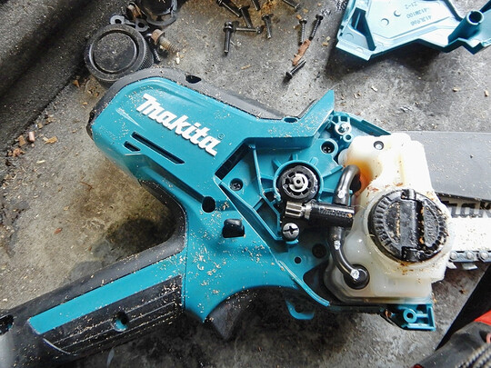 Au�enliegende �lpumpe bei Makita