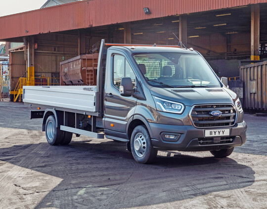 Neuer Ford E-Transit Einzelkabine mit Pritsche – die Doppelkabiner gibt’s aktuell nur mit Dieselantrieb.