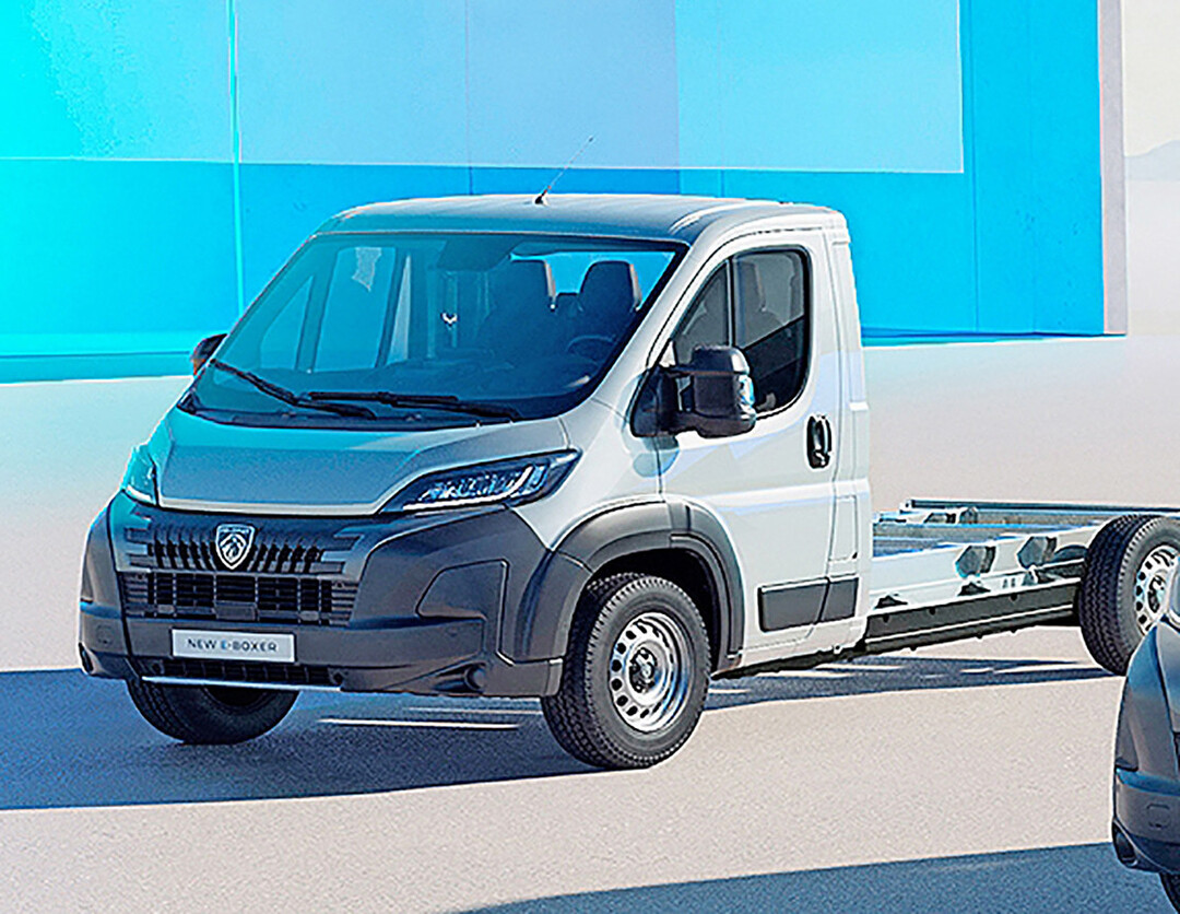 Das Fahrgestell des Peugeot Boxer kennzeichnen elektrische Lenkung, digitales Cockpit und viele Assistenzsysteme.