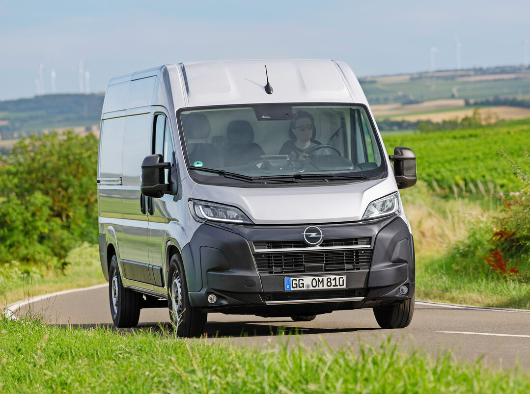Den Opel Movano treibt der 2,2?l groe Fiat-Dieselmotor mit wahlweise 120, 140 oder 180?PS an.