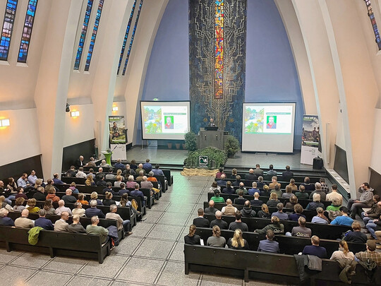 230 Fachleute nahmen in der sakralen Umgebung der Fritz-Schumacher-Halle an der diesjährigen GaLaBau-Fachtagung in Hamburg teil.