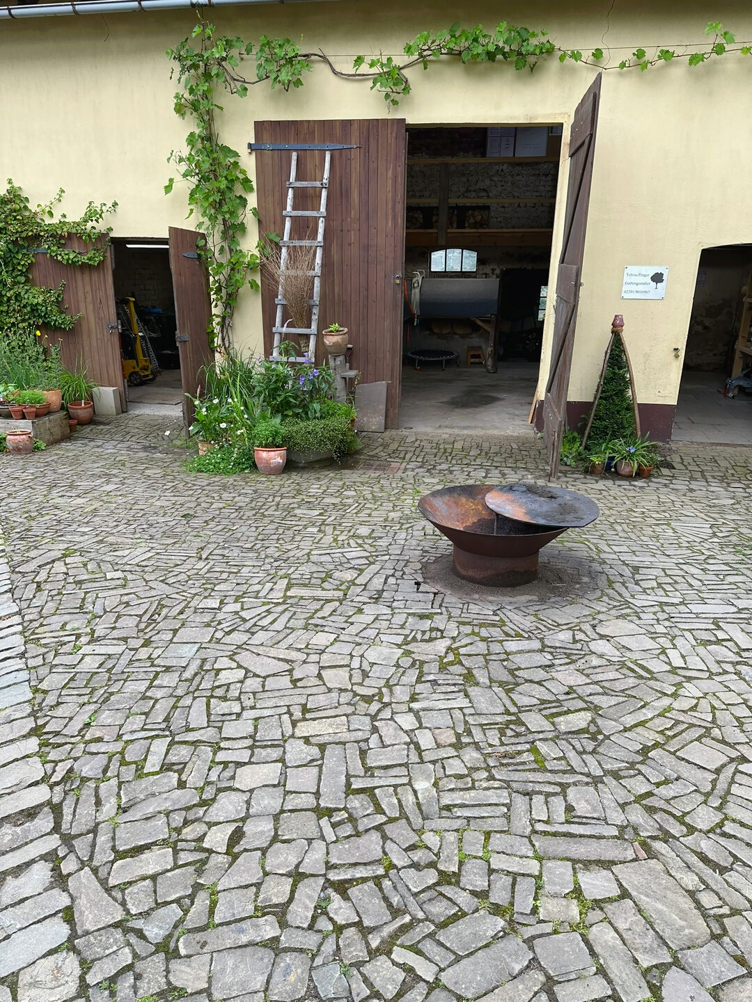 Vor der Scheune hat Pinger einen wilden Grauwacke-Verband verlegt.