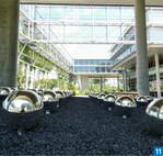 Das Bürogebäude der Swiss Re in Unterföhring mit einer imposanten Fassadenbegrünung