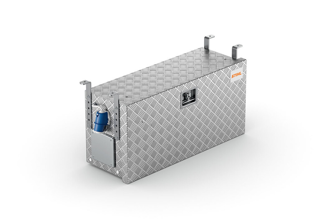 Die robuste Ladebox STIHL CB 1 kann eigenständig und unkompliziert auf oder unter einem Fahrzeug montiert werden und ermöglicht das Laden, Lagern und Transportieren von bis zu acht Akku-Packs aus dem STIHL AP-System. Das Montageset ist im Lieferumfang enthalten.