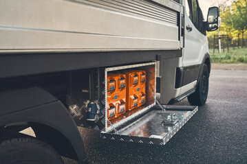 Ausgestattet mit bis zu zwei separat erhltlichen STIHL AL 301-4 Ladegerten ermglicht die neue STIHL CB 1 Ladebox auch am Einsatzort das verlssliche mobile Laden von bis zu acht Akku-Packs aus dem STIHL AP System.