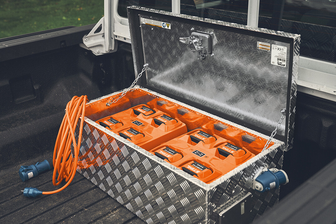 Ausgestattet mit bis zu zwei separat erhltlichen STIHL AL 301-4 Ladegerten ermglicht die neue STIHL CB 1 Ladebox auch am Einsatzort das verlssliche mobile Laden von bis zu acht Akku-Packs aus dem STIHL AP System.