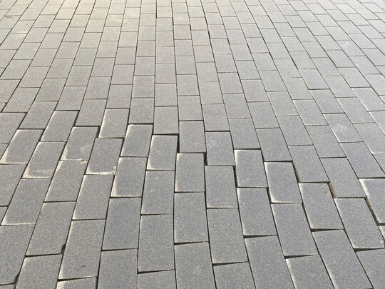 Massive Verschiebungen aufgrund fehlender Filterstabilität. Allerdings ist hierfür auch der Pflasterverband mit ursächlich.