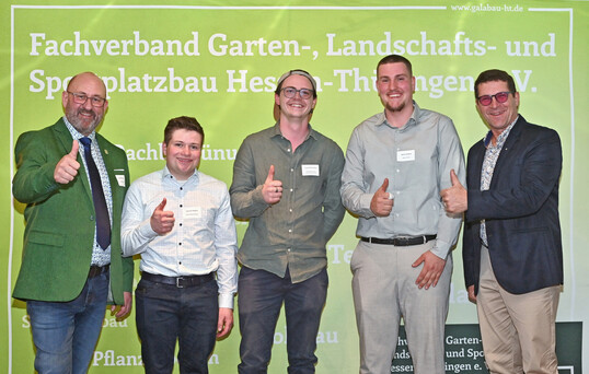 v. l. FGL-Prsident Karsten Hain mit Jannik Wager, bester Auszubildender Nordhessen, Leopold Schrder, bester Meister in Hessen, Aaron Lindner, bester Auszubildender Sdhessen, und Paul Sonntag, Vorsitzender des FGL-Ausschusses Aus- und Weiterbildung 