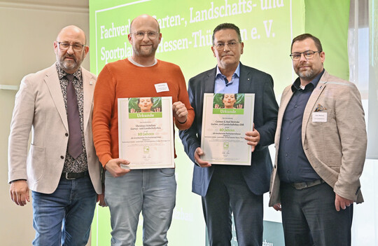 Ehrung fr langjhrige FGL-Mitgliedschaft: FGL-Prsident Karsten Hain (l.) und FGL-Geschftsfhrer Silvio Michael (r.) gratulieren Martin Hetze, stellvertretend fr Christian Schelleis (2. v. l.) und Axel Breitzke zur 10-jhrigen FGL-Mitgliedschaft.