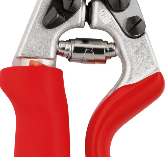 Die Felco 7 mit Rollgriff – ein etwas ungewöhnlicher Ansatz für ergonomische Dauerarbeit mit geringer Gefahr, Sehnen und Gelenke zu überlasten.