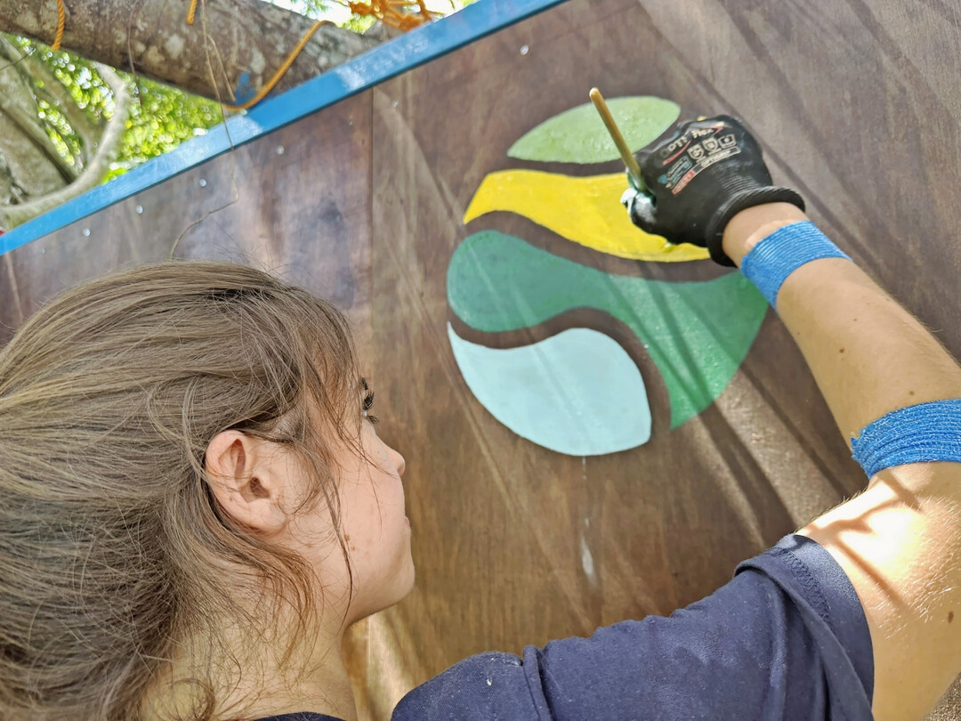Louisa, Auszubildende bei Hfer, gab der Kletterwand noch die persnliche Note.