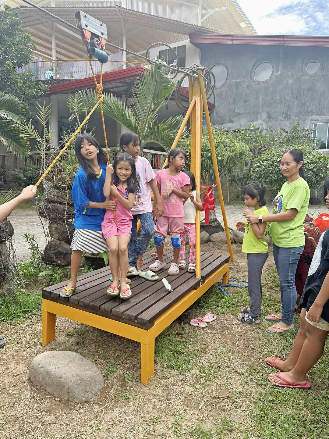 Das war ein Fest: Die Seilbahn fand besonderen Anklang. Auftraggeberin Flora Aguit freute sich mit den Kindern.