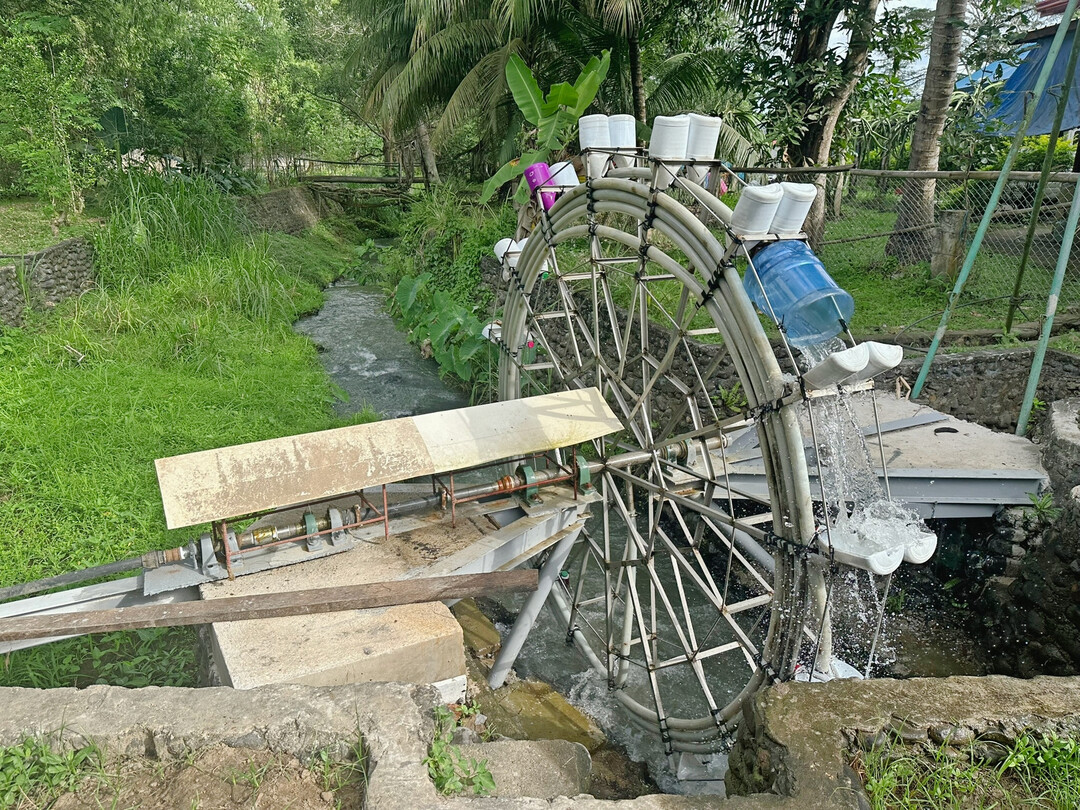 Fr das Wasserrad hatte das Team die Fundamente betoniert. Das Rad haben die lokalen Mitarbeiter aus Edelstahl geschweit; sehr kunstvoll.