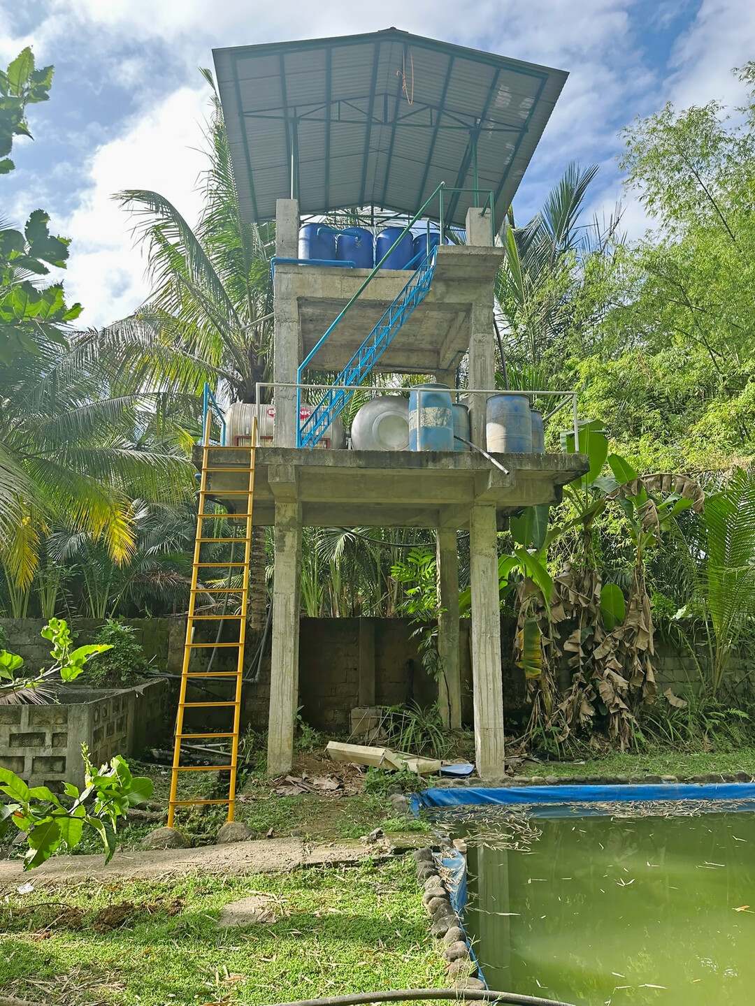 Auch den Wasserturm gab es schon. Doch Lukas baute eine neue Filteranlage und ergnzte zwei 2.000-l-Tanks.