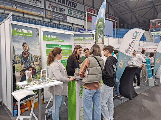 In der Natur arbeiten, die Umwelt schützen, den Klimawandel abmildern – mit diesen Attributen zieht die Ausbildung zum Landschaftsgärtner junge Menschen an, die sich für einen sinnstiftenden Beruf interessieren.
