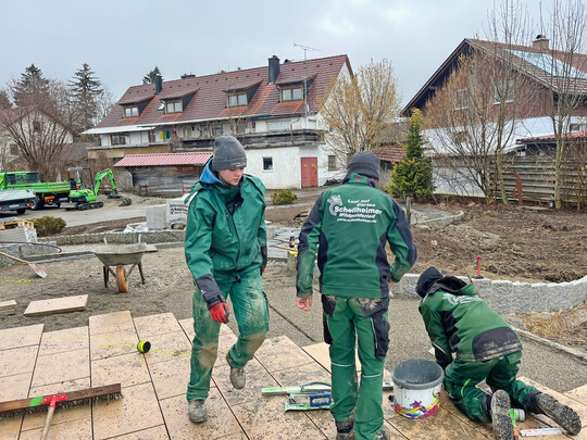 Sozial unterwegs: drei der neun Auszubildenden, die im Winter ehrenamtlich einen Garten bauten.