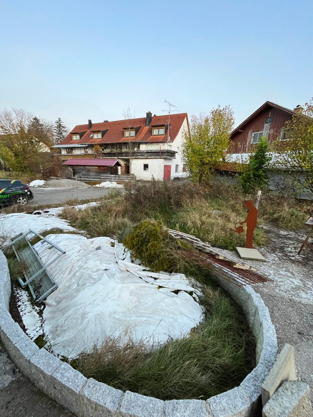 Der Garten war nur rudimentr angelegt worden und danach verwildert.