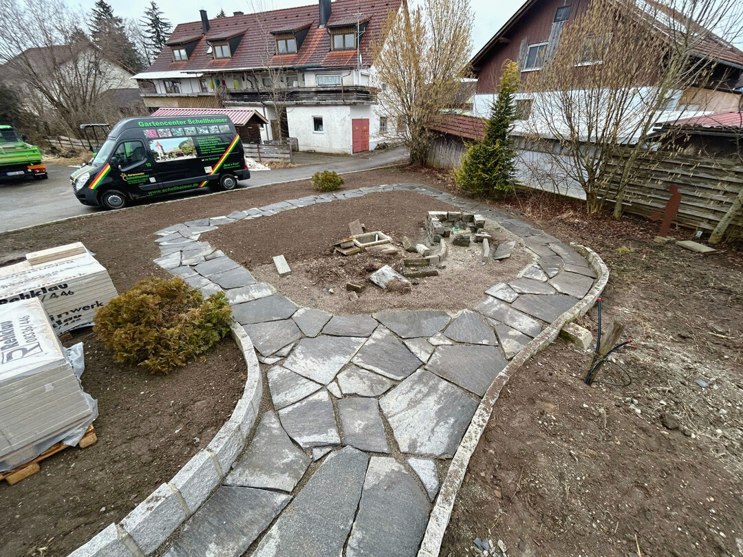 Der Weg fhrt rund um einen Brunnen.