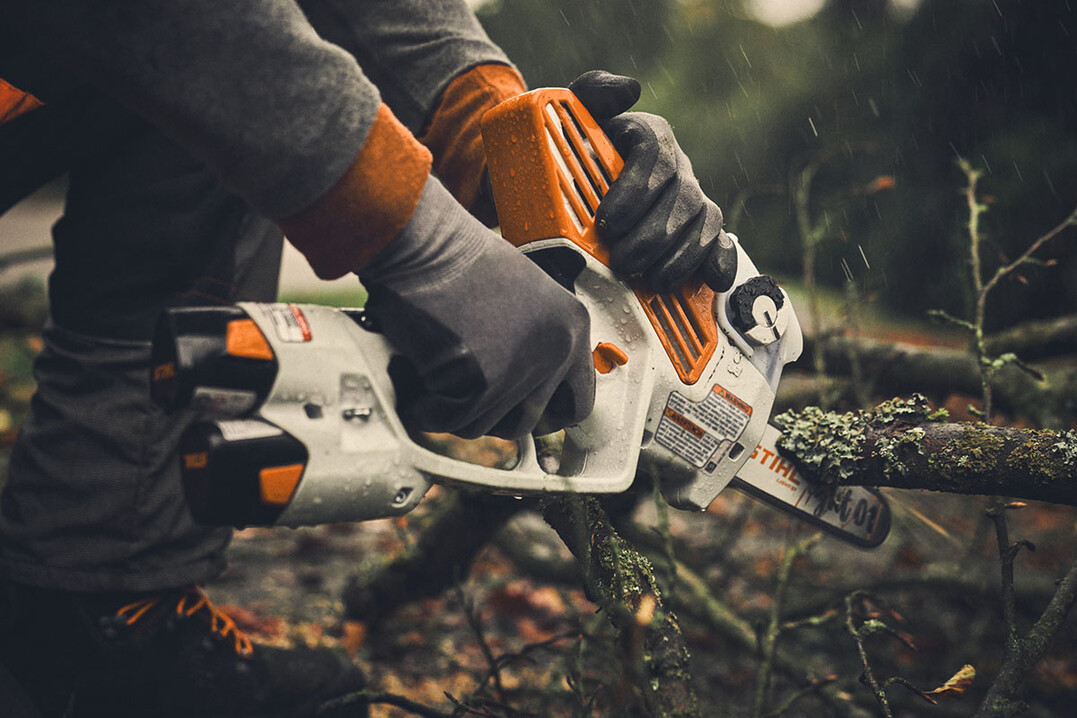 Der Akku-Gehlzschneider STIHL GTA 40 ist ein vielseitig einsetzbares Schneidwerkzeug, das sich hervorragend fr Pflege- und Korrekturschnitte an Gehlzen in Parks, Grten und im Verkehrsraum eignet. Die hierfr erforderliche Energie liefern zwei 10,8 V-Lithium-Ionen-Akkus aus dem STIHL AS-Akkusystem, die im vollgeladenem Zustand ber 190 Schnitte beim Sgen von Fichte im Durchmesser von 5 x 5 cm ermglichen.