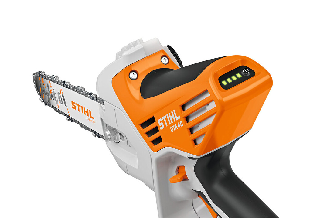 Der STIHL GTA 40 ist der erste Gehlzschneider im STIHL Portfolio fr professionelle Anwendung. Er verbindet geringes Gewicht und kompakte Bauform mit hoher Schnittleistung und ermglicht die Baum- und Gehlzpflege am Boden genauso wie Pflege- und Korrekturschnitte im Baum durch kletternde Baumpfleger.