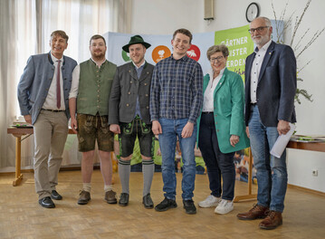 Schulleiter Michael Zehentbauer zusammen mit den drei besten Absolventen: Nicolas Beer, Ulrich Bhler und Korbinian Pfluger. Auch Hannelore Langwieser, Mitglied des Bezirkstags von Niederbayern, und Dietmar Lindner, Prsident des Verbandes Garten-, Landschafts- und Sportplatzbau Bayern, gratulierten den Experten zu ihren Erfolgen.