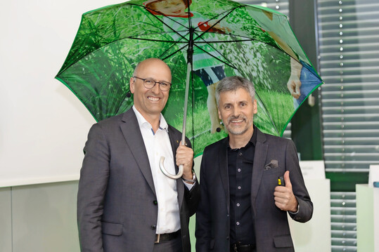 VGL NRW-Präsident Josef Mennigmann dankt dem Referenten, Stefan Dietz, für seinen Vortrag auf der Mitgliederversammlung./VGL NRW