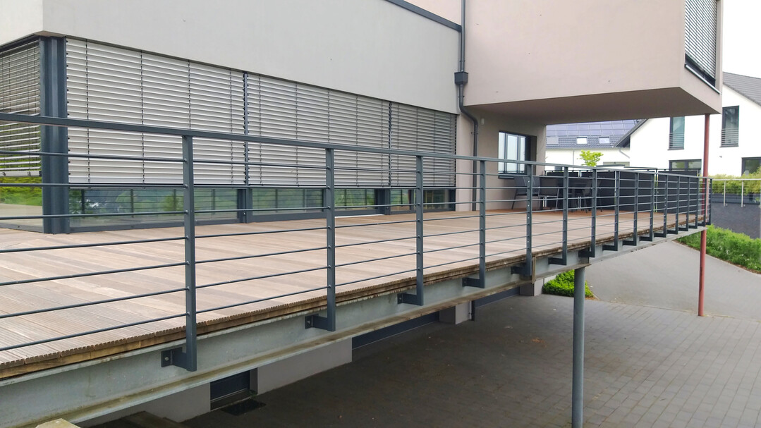 Auch bei Stahlkonstruktionen muss der Belag aus Holz als tragende Konstruktion eingestuft werden.
