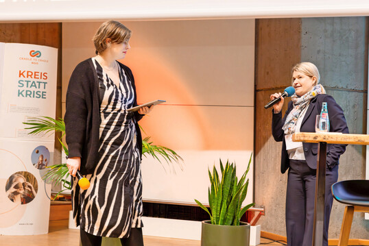 Dagmar Fritz-Kramer (r.) von Baufritz mit Maike Voss.