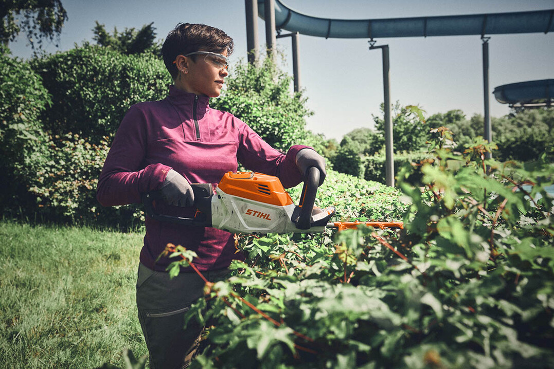 Die STIHL HSA 140 R ist Spezialistin fr den Rckschnitt (R) und schneidet dickere Zweige  zum Beispiel Mehrjahrestriebe  mit einer niedrigen Messergeschwindigkeit und einem hohen Drehmoment. Dabei gewhrleisten ihre doppelseitig geschliffenen Messer einen schnellen Arbeitsfortschritt und erzeugen ein sauberes Schnittbild.