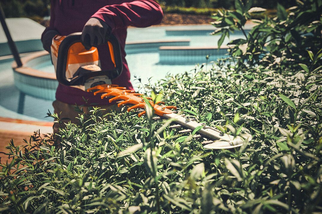 Die STIHL HSA 140 T ist das passende Gert fr den Trimmschnitt (T) von Jahrestrieben. Dabei reduziert ihre hohe Messergeschwindigkeit das Ausfransen der Bltter, wodurch die Hecke gepflegt und gesund aussieht. Gleichzeitig ist der brstenlose, elektronisch gesteuerte EC-Motor so leise, dass selbst bei ganztgigem Arbeiten kein Gehrschutz erforderlich ist und sich das Gert auch fr den Einsatz in lrmsensiblen Bereichen hervorragend eignet.