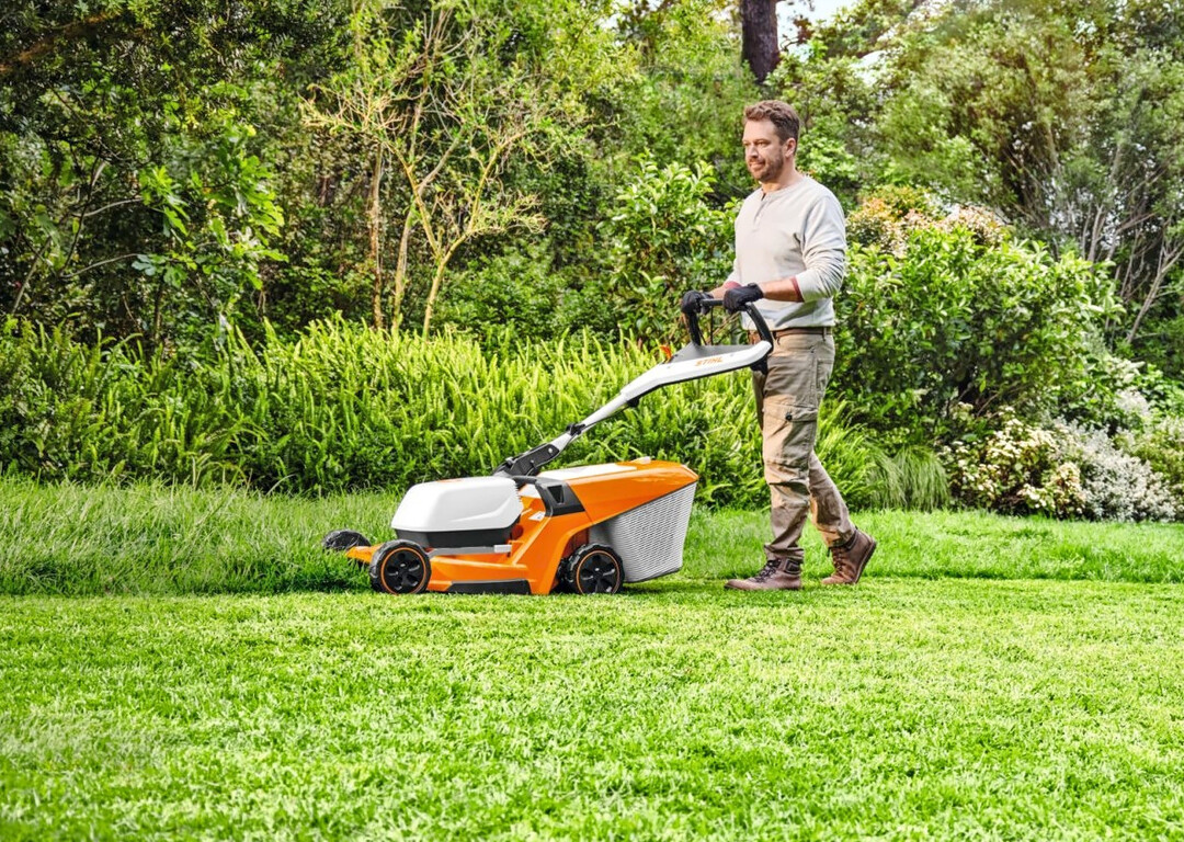 Der Monoholm des Stihl RMA 453 PV erleichtert das Ein- und Aushngen des Schnittgutbehlters.