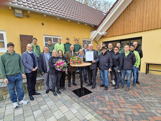 Vertreterinnen und Vertreter der CDU-Fraktion, des VGL NRW sowie Bürgermeisterin Christina Rählmann und NRW-Arbeitsminister Karl-Josef Laumann kamen zur feierlichen Übergabe des Ausbildungspreises der Landschaftsgärtner 2024 auf dem Betriebsgelände der Stockreiter GmbH in Mettingen zusammen.