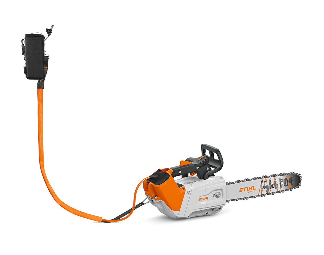 Der neue STIHL AP Stroppadapter 2in1 reduziert das zu tragende Gewicht von Akku-Baumpflegesgen aus dem STIHL AP-System und erleichtert dadurch die Arbeit im Baum. Darber hinaus gewhrleistet das mit einer robusten Textilummantelung versehene Kabel die Absturzsicherung der Sge.