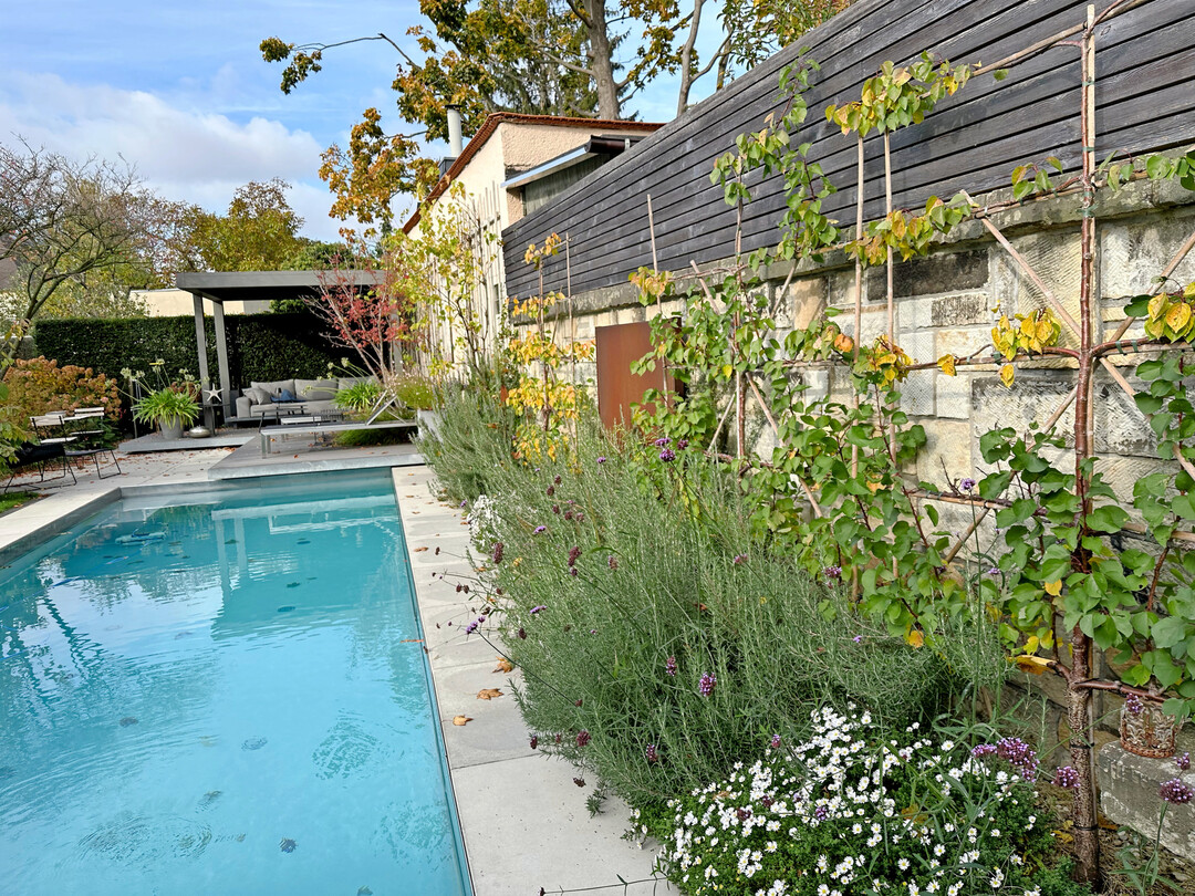 Der Garten der Thmers ist zugleich Schaugarten, mit Pool 