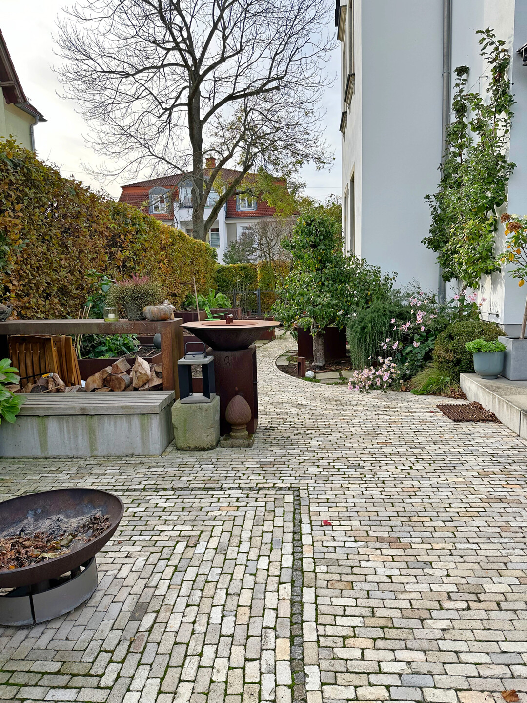Das historische Gebude hat eine stilvolle Entsprechung im Freiraum bekommen.