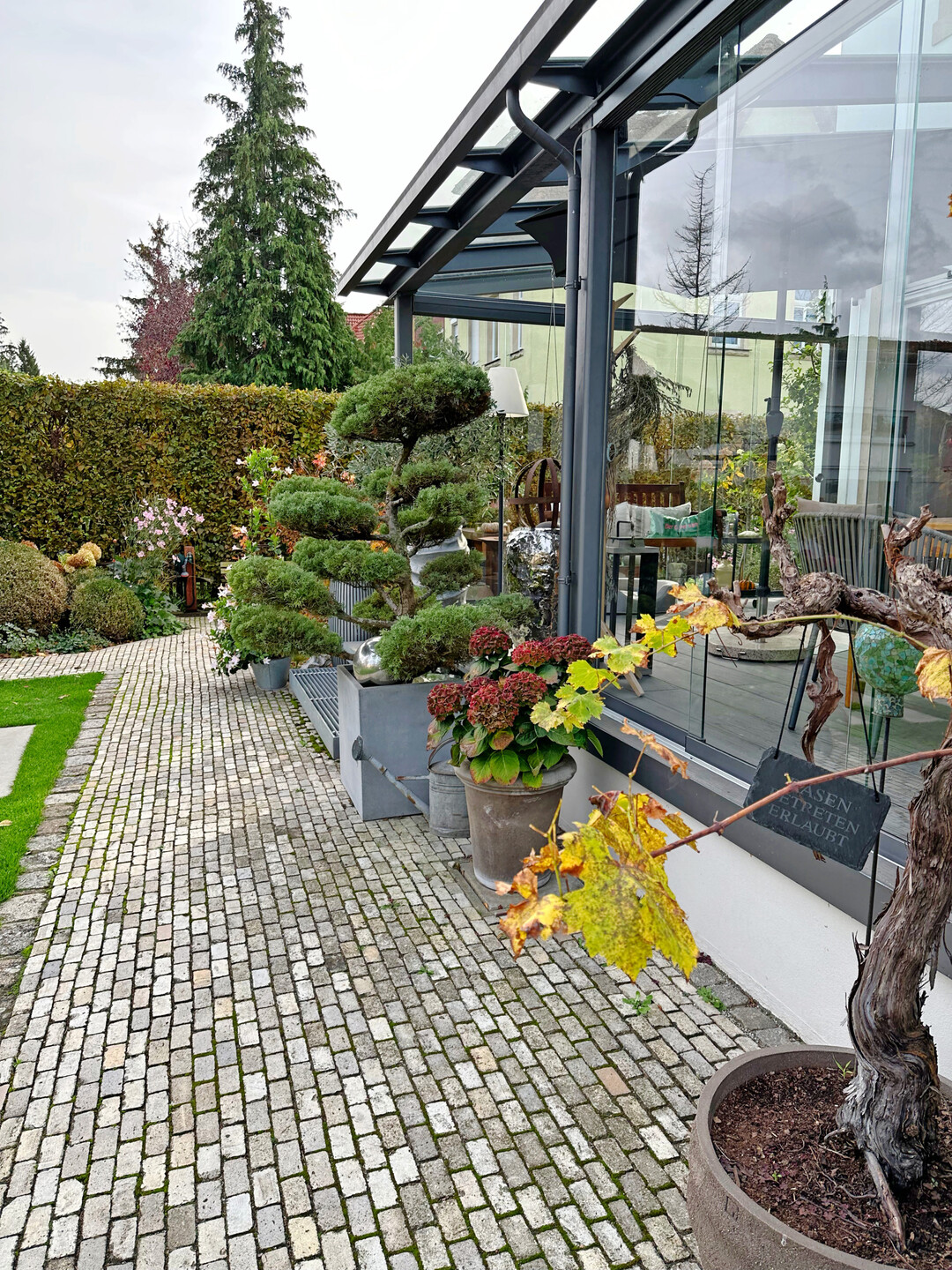Auf der berdachten Terrasse lassen sich gut Gesprche fhren.