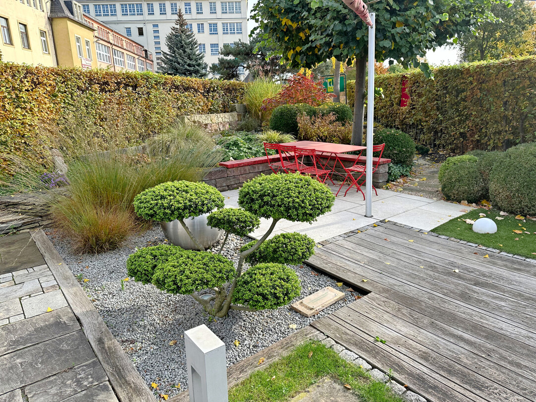 Vor dem Brogebude haben die Thmers auch eine kleine Schaugartenecke angelegt.