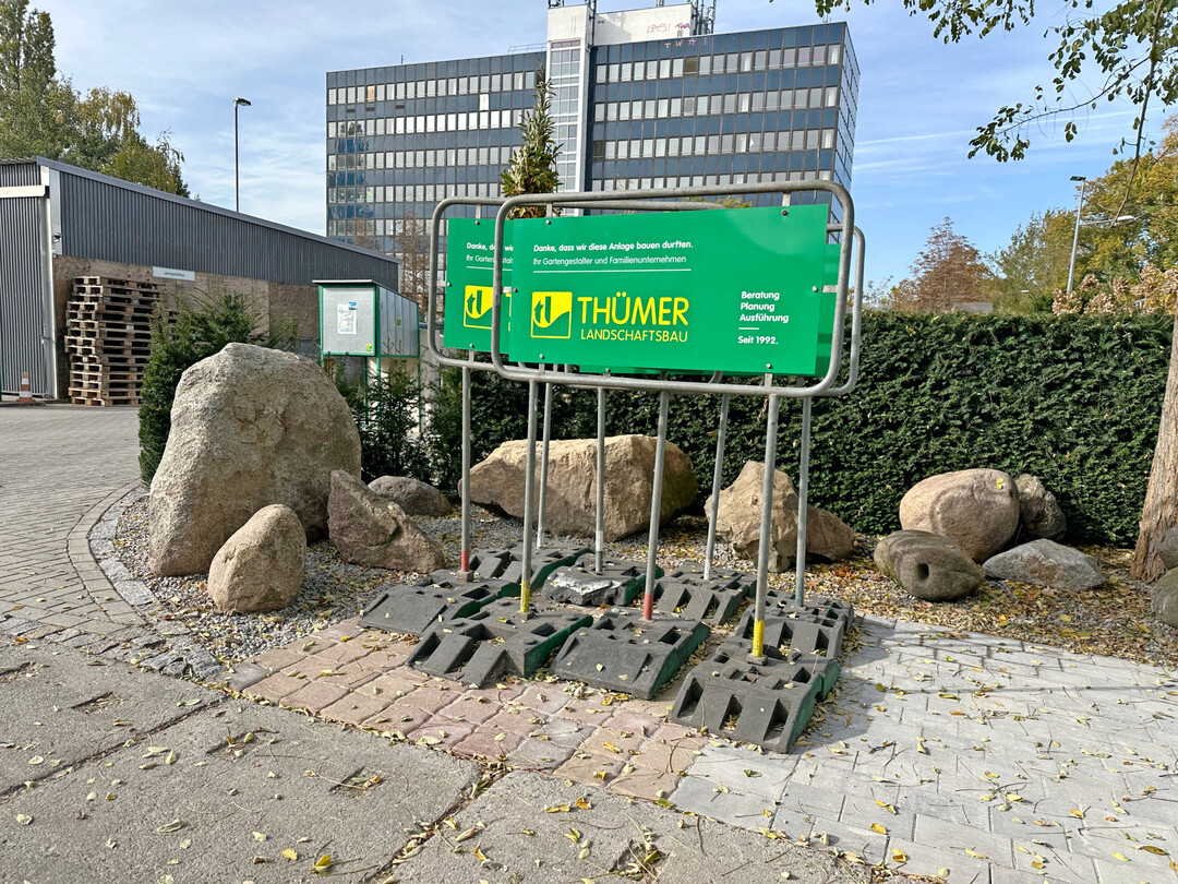 Baustellenschilder ordnen die Baustelle der Firma zu.