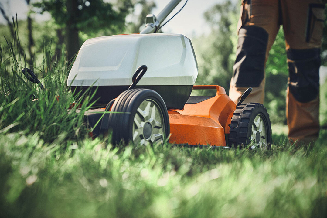 Mit dem Akku-Mulchmher RMA 7 RV bietet STIHL ein leistungsstarkes Profi-Gert, das mit seiner groen Schnittbreite von 51 Zentimetern die Bearbeitung von greren Flchen ber 900 Quadratmetern ermglicht.