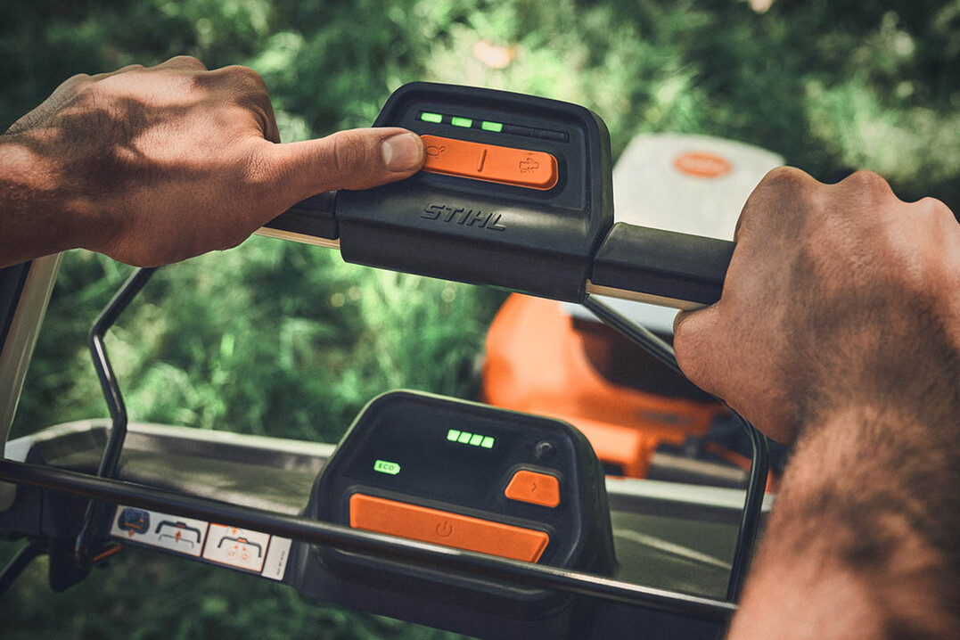 Die neuen Profi-Rasenmäher der Serie 7 von STIHL verfügen über ein intuitives, digitales Bedienelement. Es ermöglicht den Nutzenden beispielsweise, die Arbeitsgeschwindigkeit der Mäher bequem über eine Schaltwippe an die jeweilige Geländebeschaffenheit anzupassen. Auch der Mähmodus – ECO, Standard oder AUTO-BOOST – kann hier komfortabel ausgewählt werden.